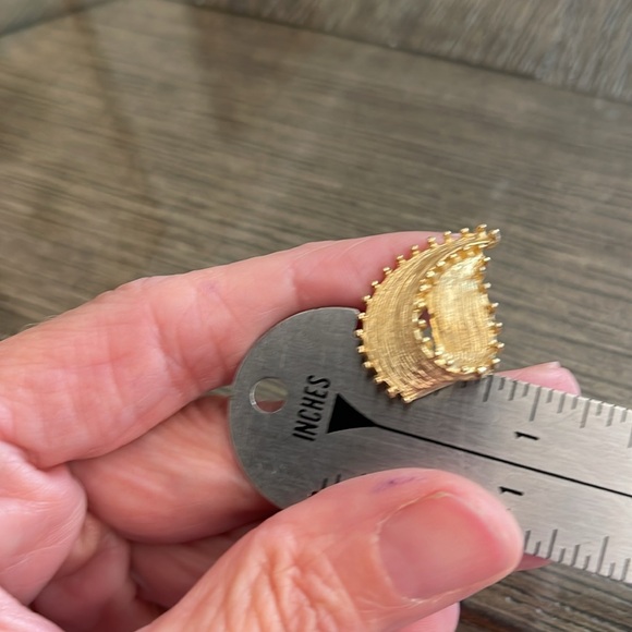 Vintage Leave Shaped Gold-tone Clip Earrings - Picture 11 of 13